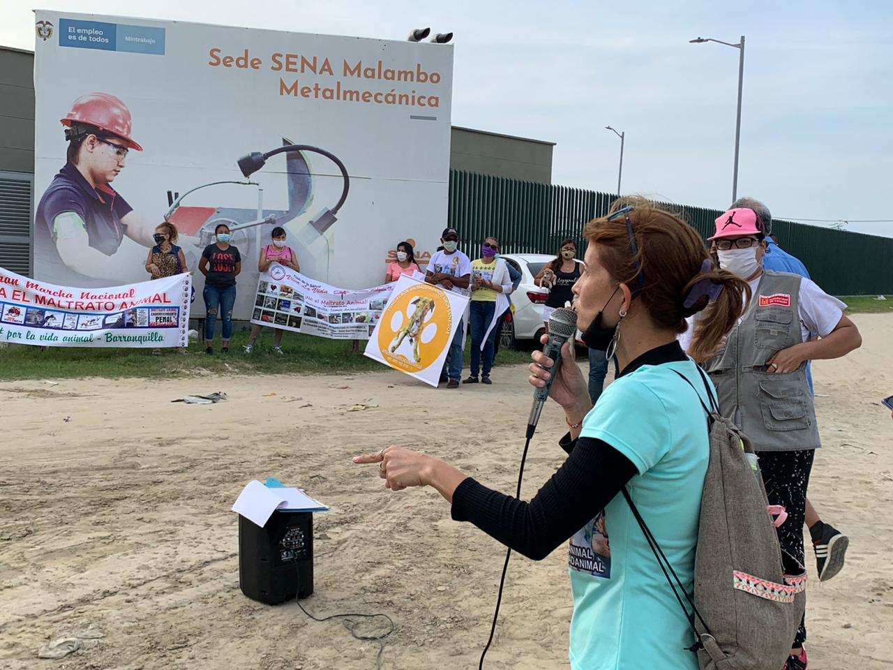 Plantón de animalistas en la sede del Sena en Malambo.