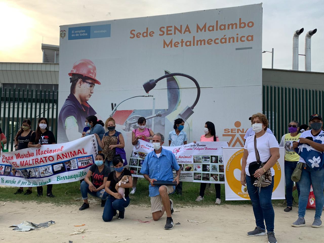 Plantón de animalistas en la sede del Sena en Malambo.