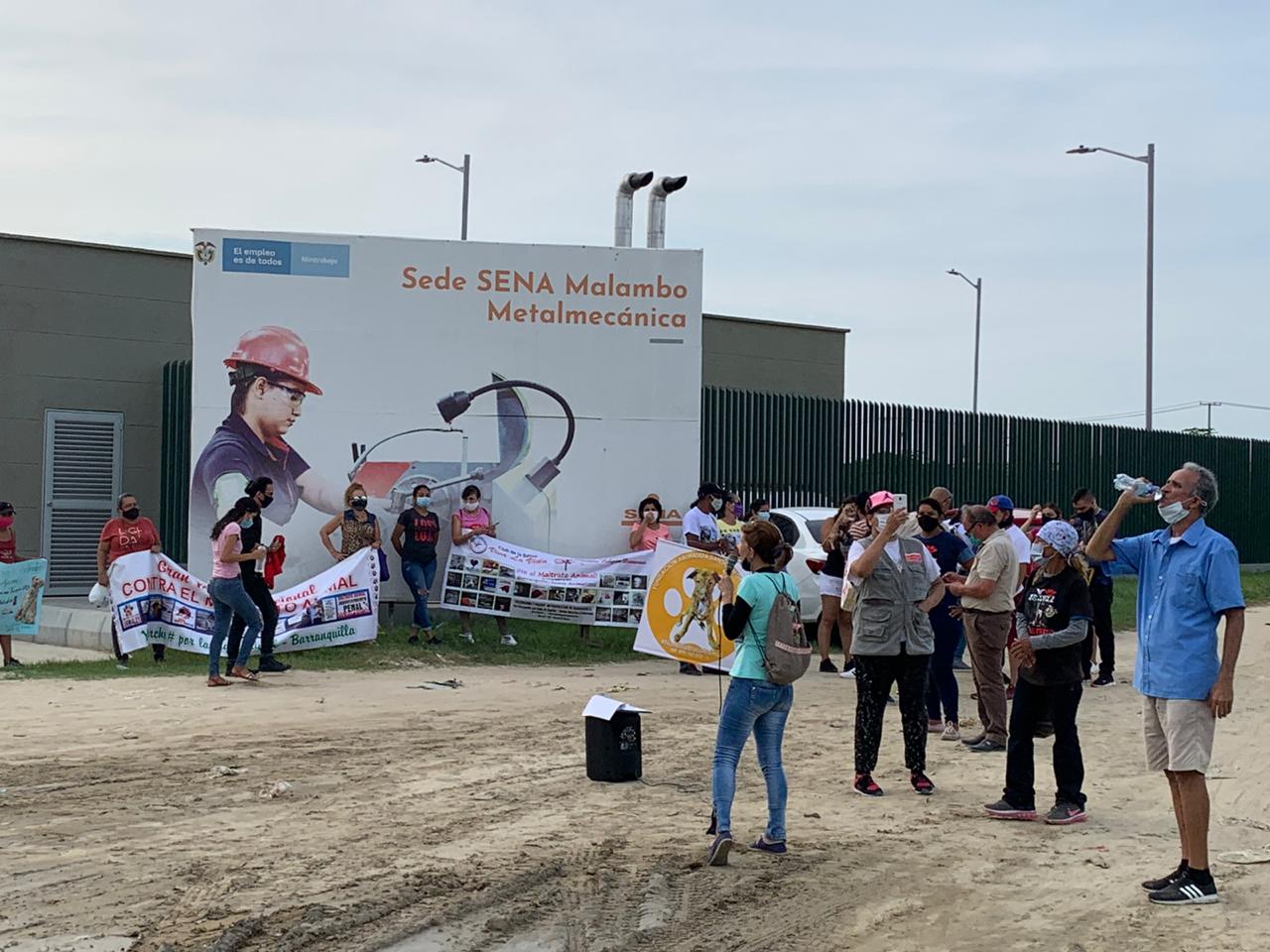 Plantón de animalistas en la sede del Sena en Malambo.