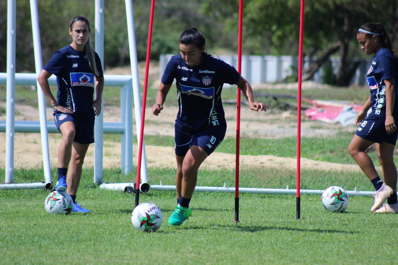 Daniela Montoya observa en un entrenamiento a Yoreli Rincón. 