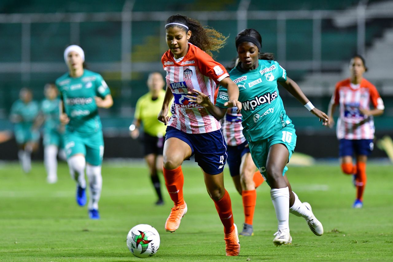 Andrea Pérez controla a Linda Caicedo. 