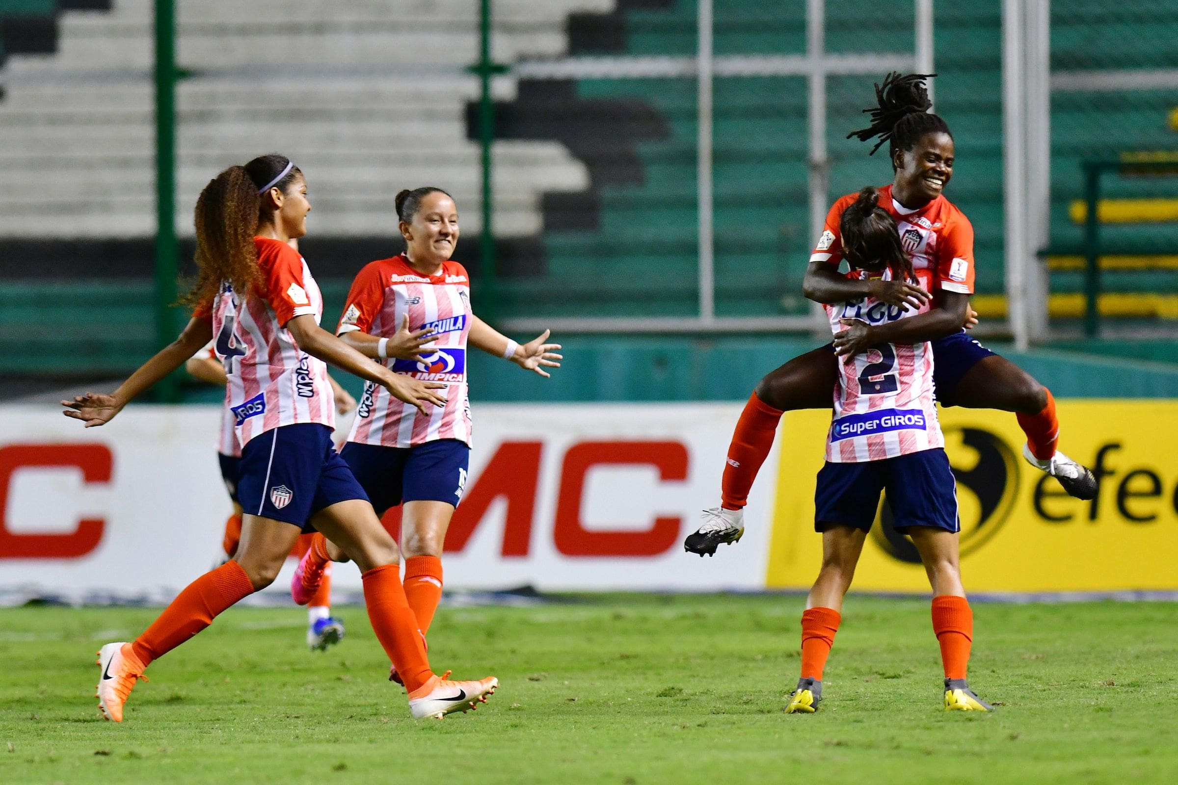 Las jugadoras de Junior celebran el primer gol del partido. 