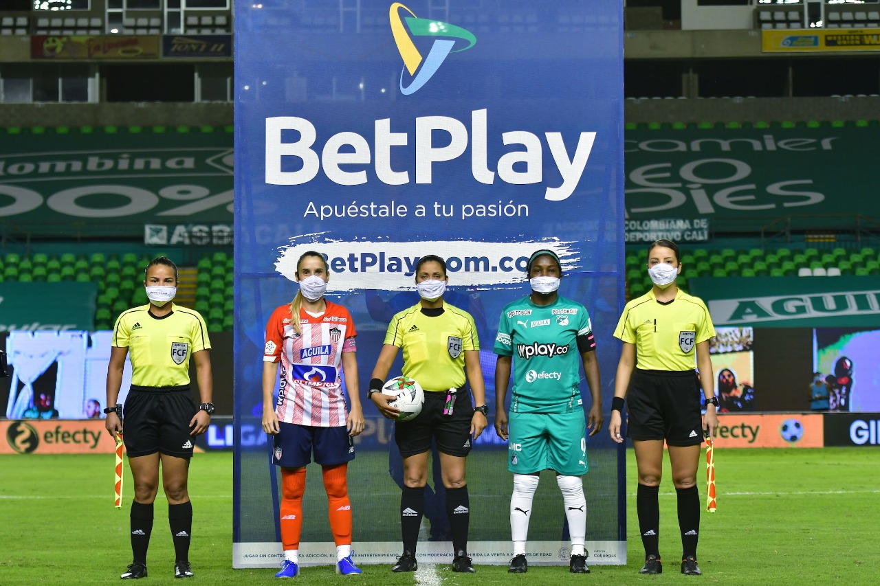 Daniela Montoya fue la capitana de Junior y Carmen Rodallega la del Cali. 