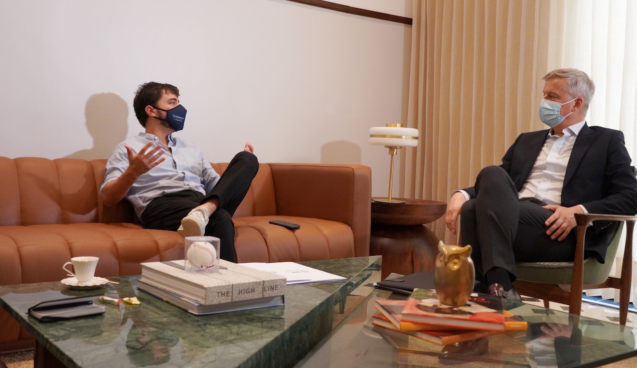 Alcaldía de Barranquilla El alcalde Jaime Pumarejo y el embajador de Dinamarca, Erik Høeg, hablaron sobre el desarrollo de Barranquilla, sus logros y sus desafíos.