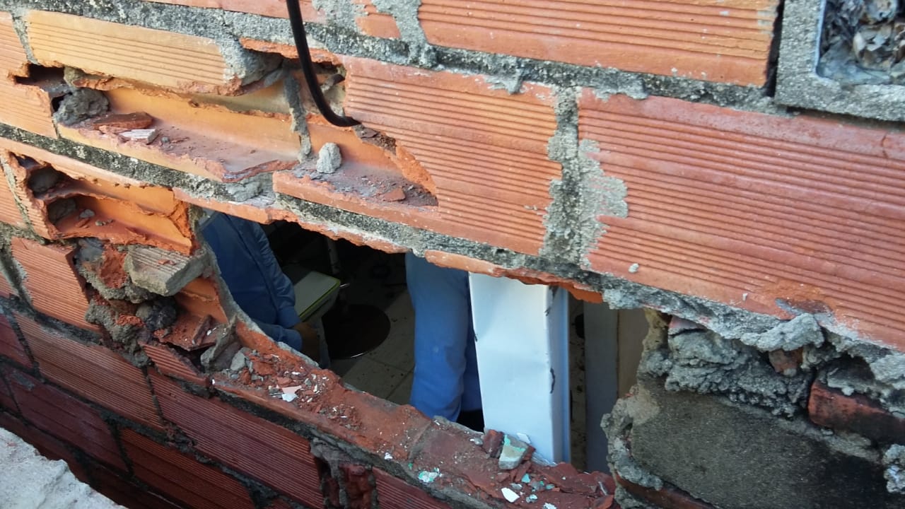 Este es el hueco que realizaron en la pared para ingresar al corresponsal bancario.