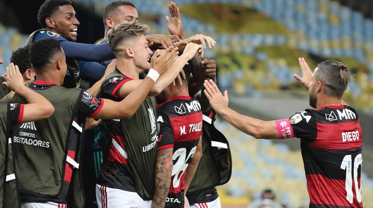 Jugadores de Flamengo celebran un gol