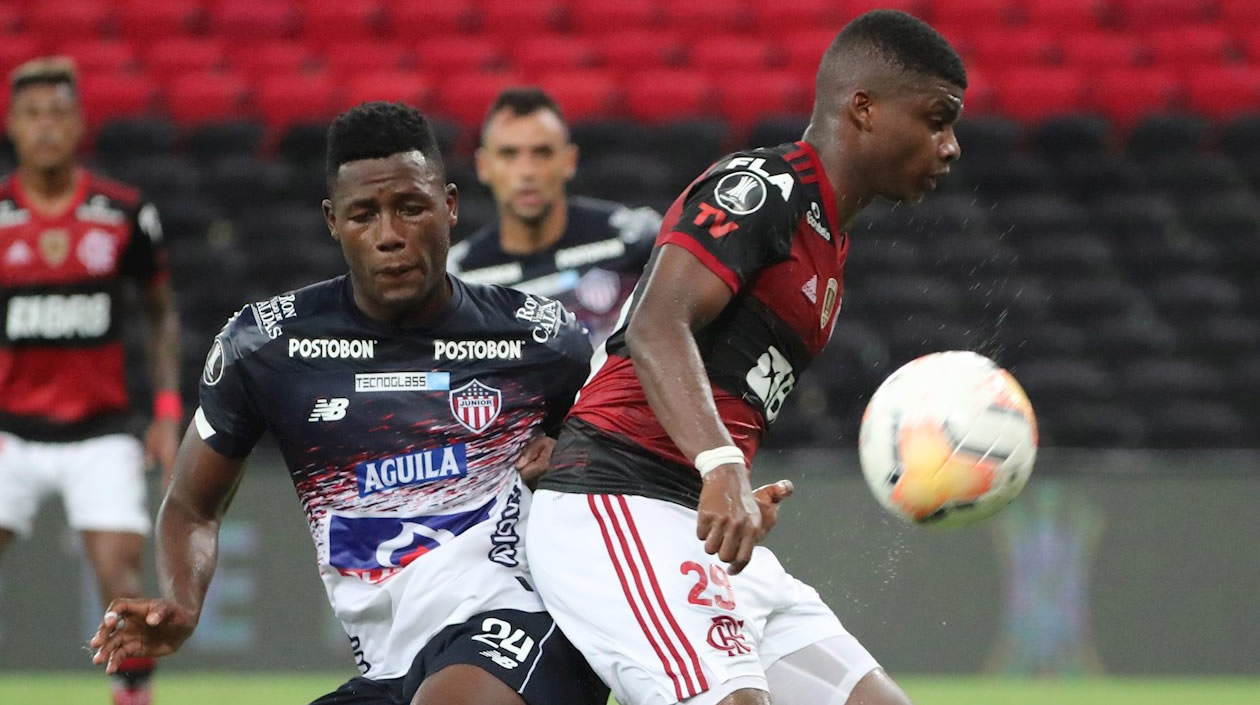 El jugador Lincoln Correa de Flamengo disputa un balón con Dany Rosero de Junior