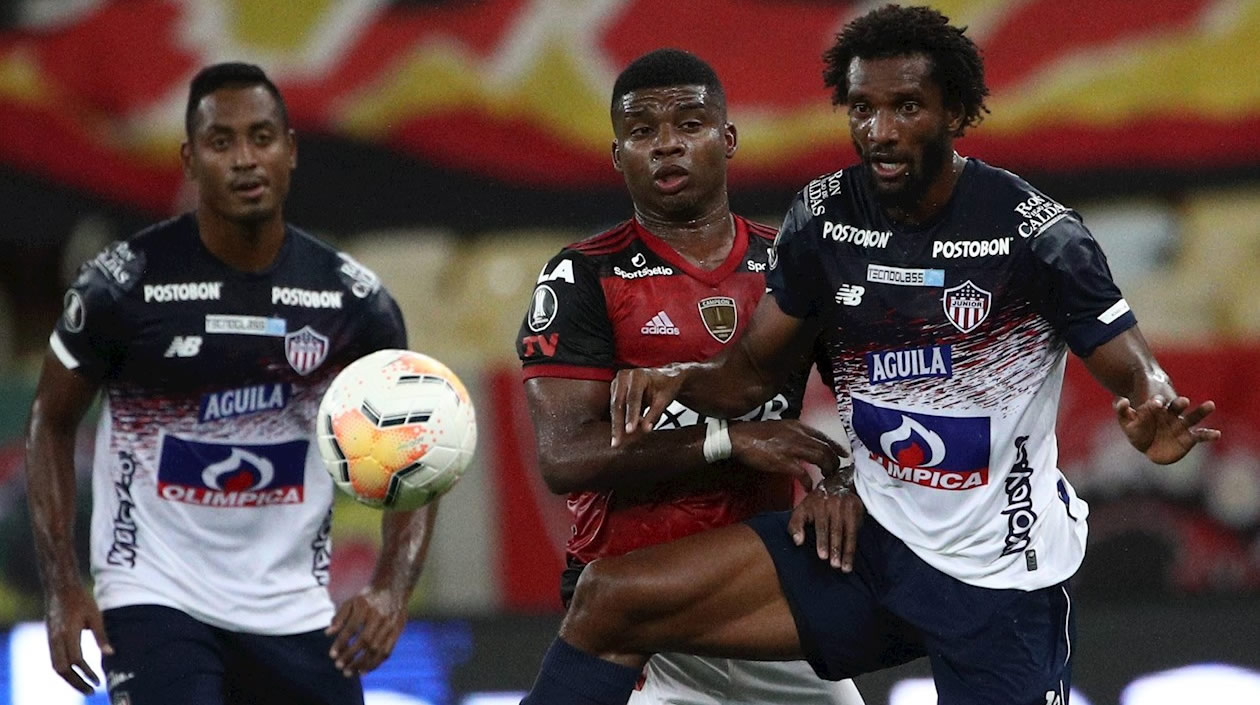 El jugador Lincoln Correa (c) de Flamengo disputa un balón con Didier Moreno de Junior