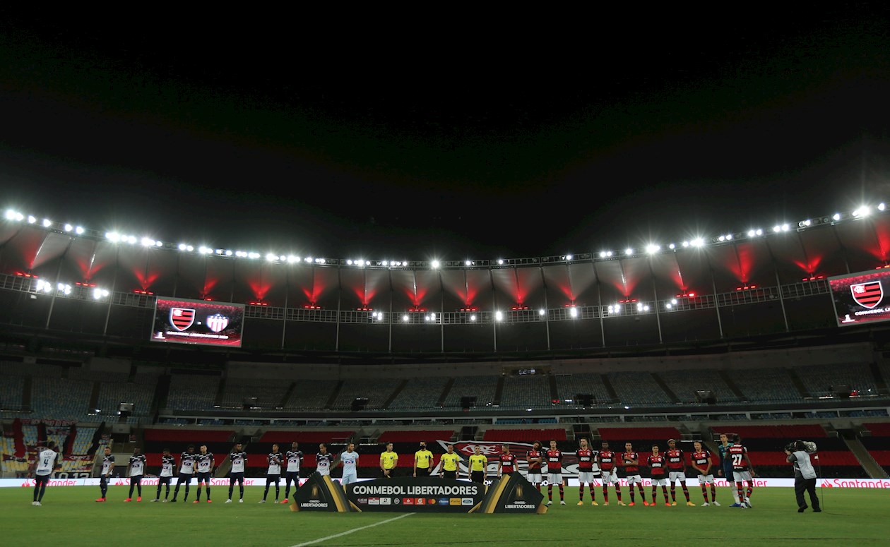 Jugadores de Flamengo y Junior ingresan al campo