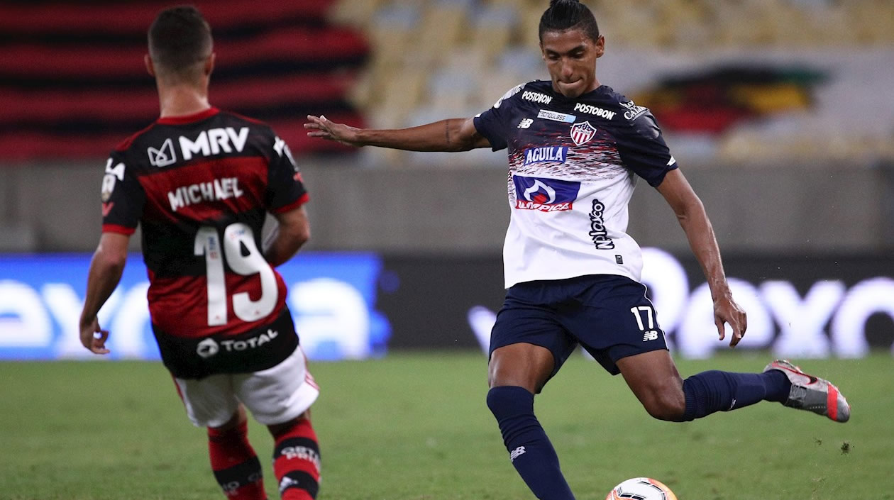  El jugador Michel Delgado (i) de Flamengo disputa un balón con Gabriel Fuentes de Junior