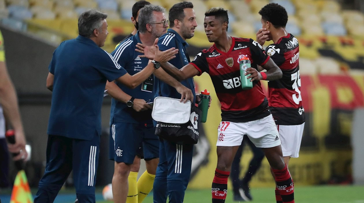 El jugador Bruno Henrique (d) de Flamengo celebra un gol