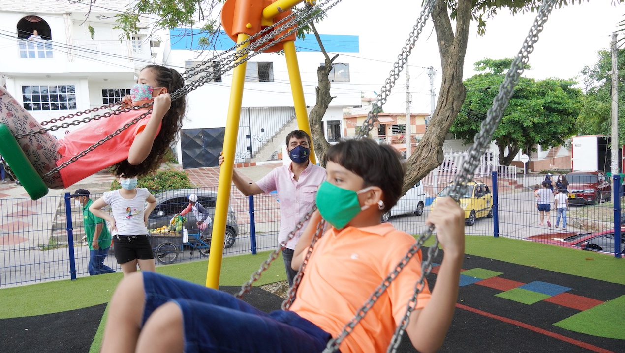 El parque tiene 4 unidades de bancas, 5 máquinas biosaludables, 2 juegos infantiles, una cancha recreodeportiva de 18X9 metros cuadrados, 18 luminarias tipo led y, promoviendo la cultura ciudadana, canecas alrededor del parque. 