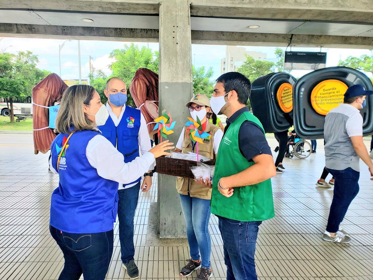 Algunos de los participantes en las actividades entre usuarios de Transmetro.