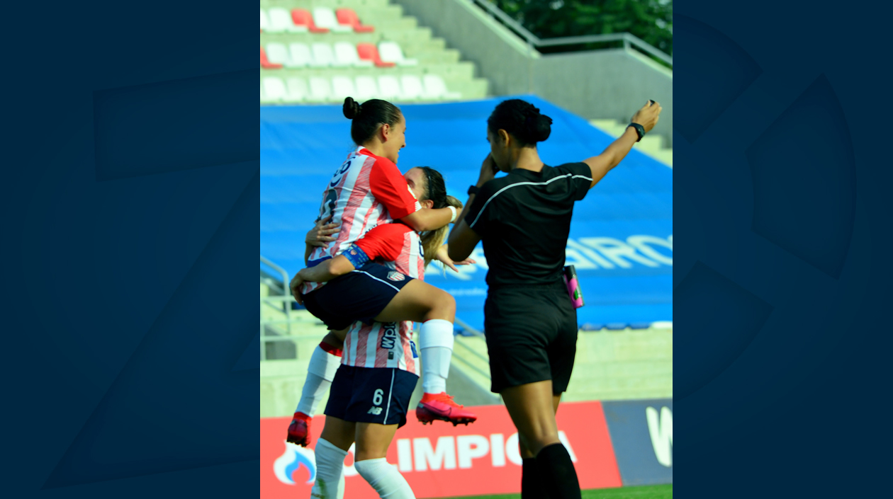 Angie Castañeda celebra el primer gol del duelo. 