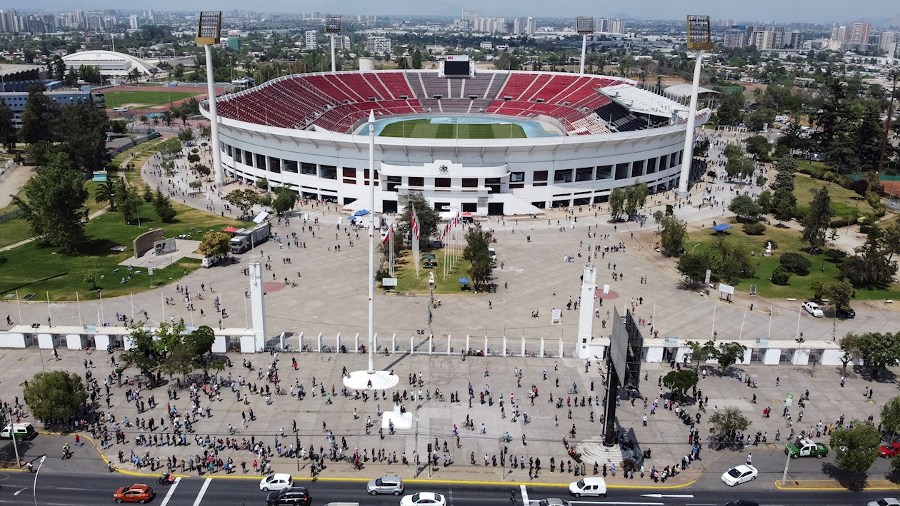 Fotografía realizada con un dron de las filas en el Estadio Nacional donde se habilitaron mesas para votar en el plebiscito, este domingo, en Santiago (Chile).