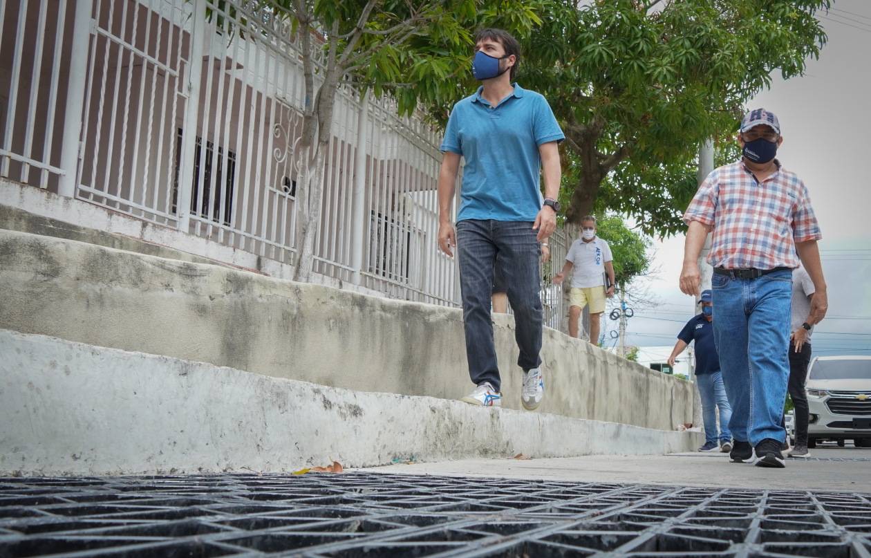 Alcaldía El Alcalde de Barranquilla, Jaime Pumarejo y el secretario de Obras Públicas, Rafael Lafont.