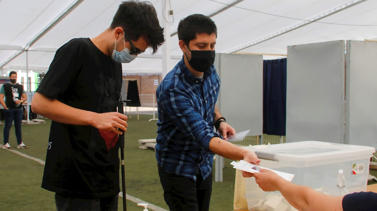 Gustavo Gatica (i), icono de las protestas en Chile, acude a votar en el plebiscito hoy