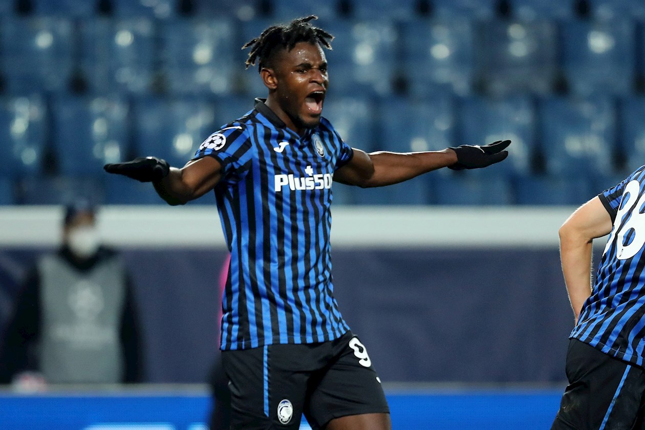 Duvan Zapata de Atalanta celebra después de anotar el segundo gol de su equipo durante el partido de fútbol del Grupo D de la Liga de Campeones de la UEFA.
