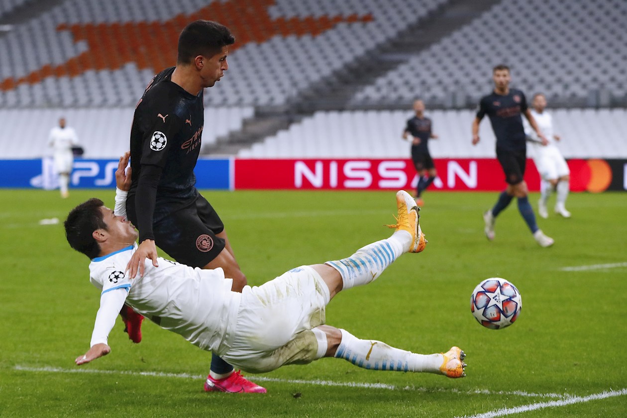  Hikori Sakai (abajo) del Olympique de Marsella y Joao Cancelo (arriba) del Manchester City en acción durante el partido de fútbol del Grupo C de la Liga de Campeones de la UEFA entre Marsella y Manchester City en el estadio Orange Velodrome, en Marsella, Francia.