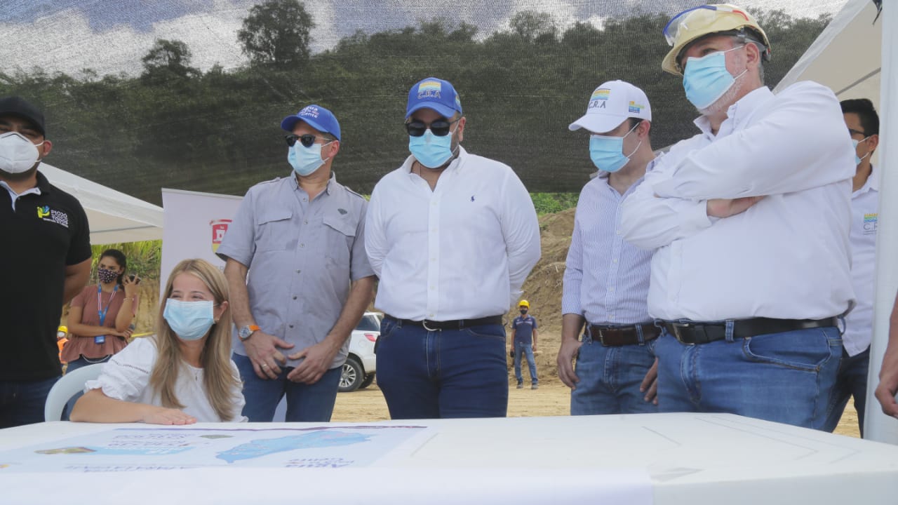 La Gobernadora Elsa Noguera y las autoridades encargadas de la obra.