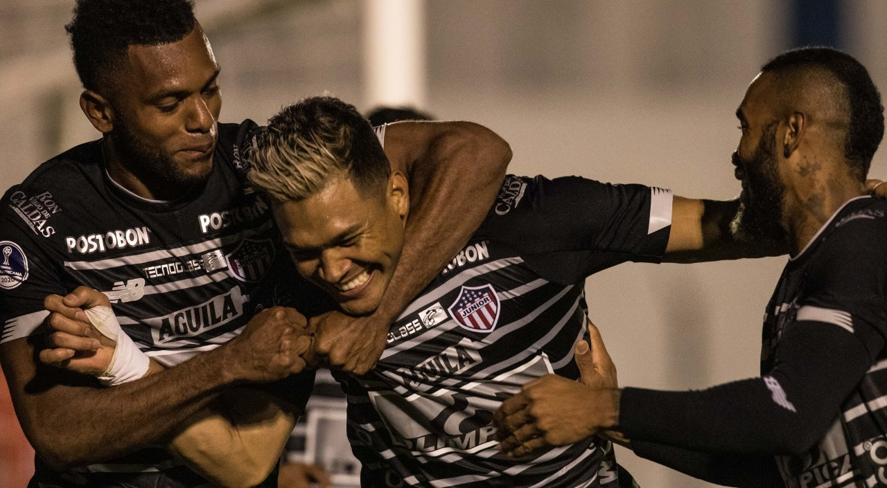 Teófilo Gutiérrez celebra con Miguel Borja y Freddy Hinestroza. 