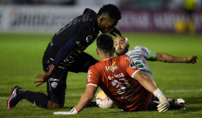 El portero Santiago Mele fue la gran figura de los locales. 