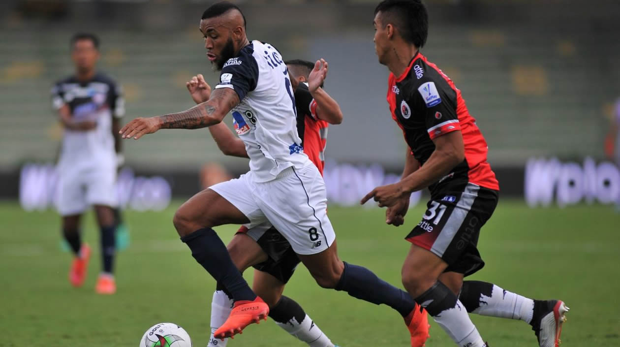 Salida al ataque de Freddy Hinestroza. 