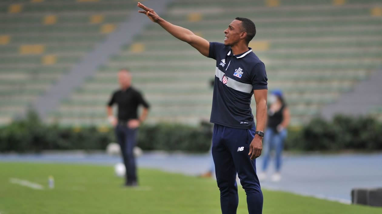 Luis Amaranto Pera terminó manejando bien su bando, para definir el partido. 