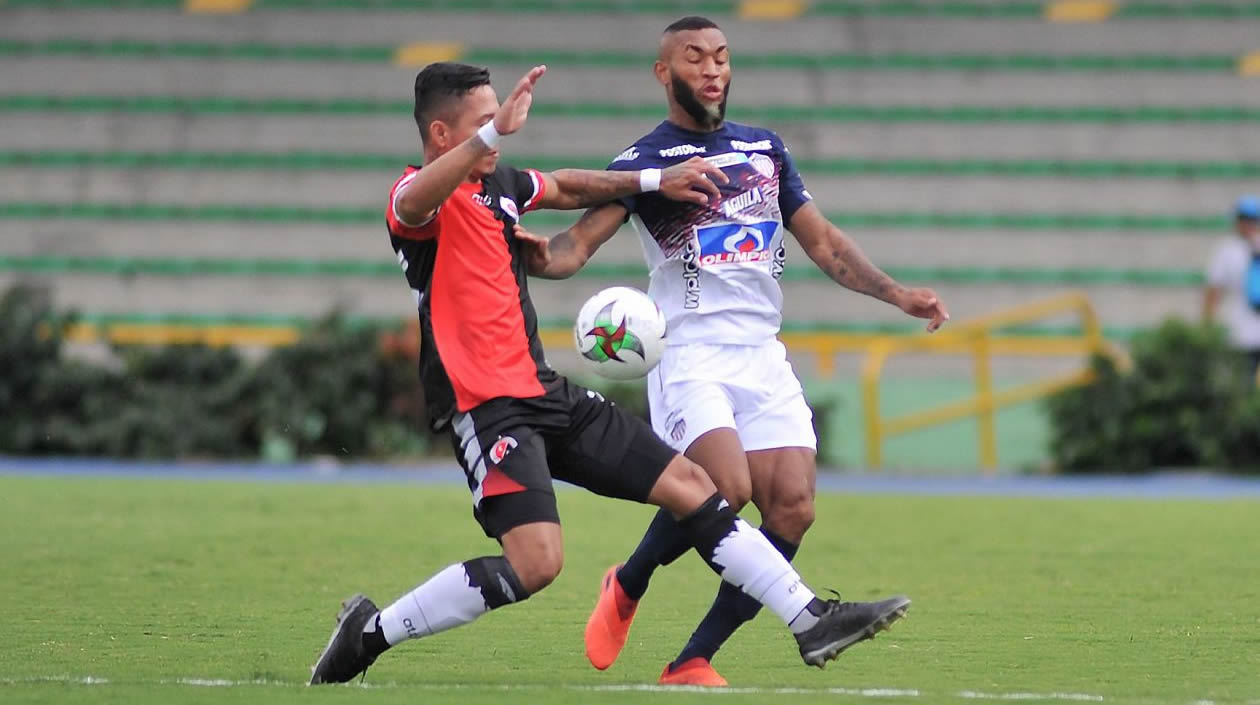 El zurdo Hinestroza no tuvo su mejor tarde, pero regresó a las canchas. 