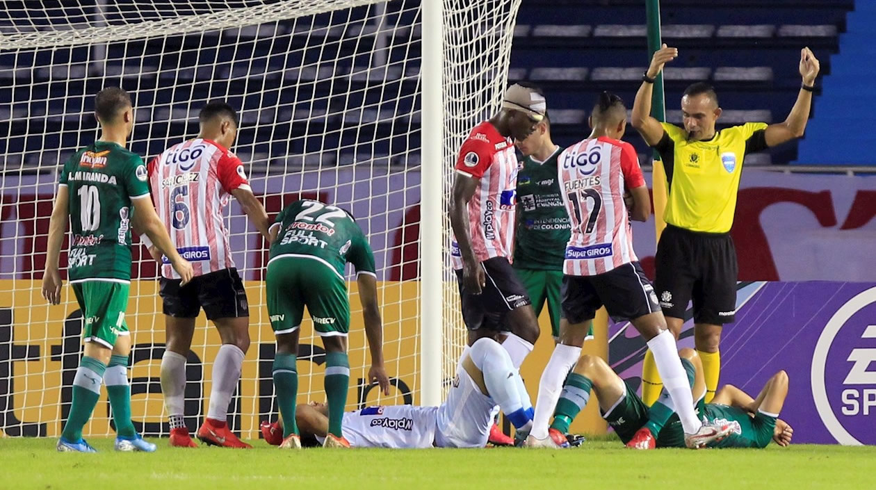 Jugada de riesgo en la que resultó afectado el arquero Sebastián Viera.