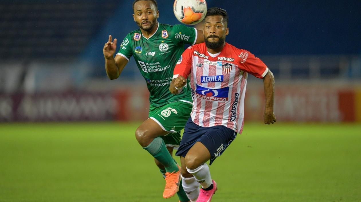 Luis 'Cariaco' González superando la marca uruguaya.