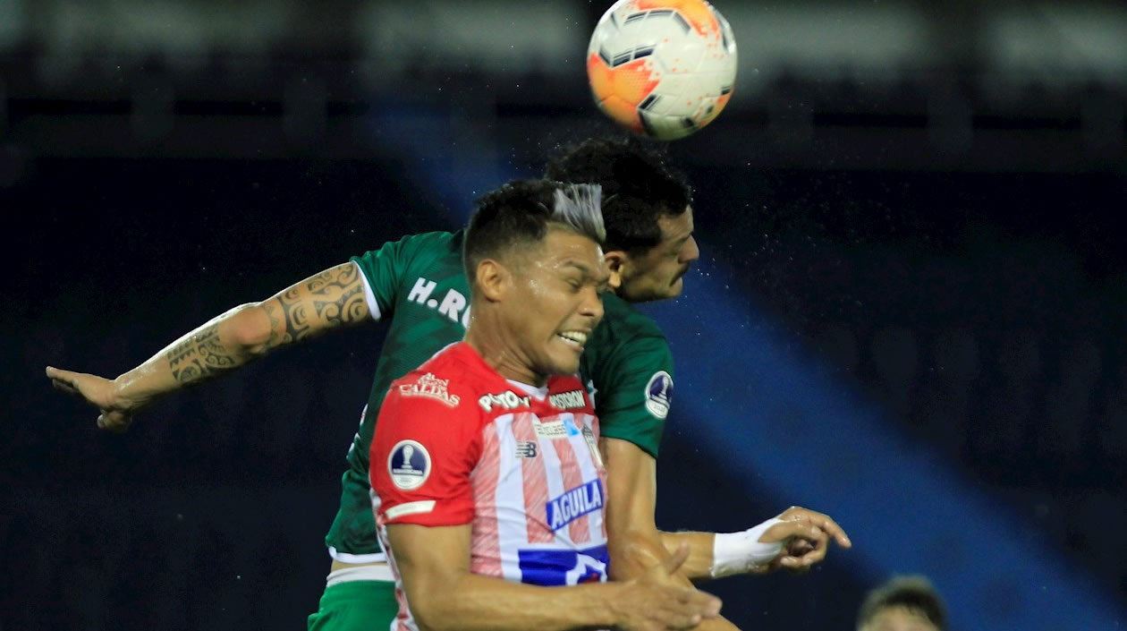 Teófilo Gutiérrez en juego aéreo.