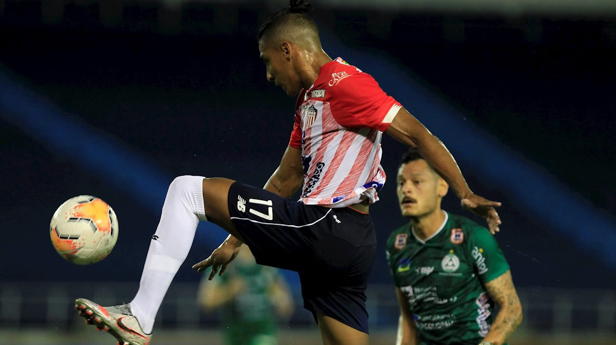 Gabriel Fuentes neutralizando una llegada de los visitantes.