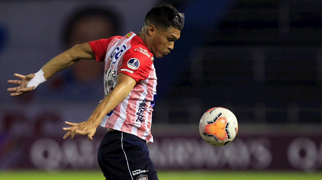 Teófilo Gutiérrez dominando el balón en jugada ofensiva.