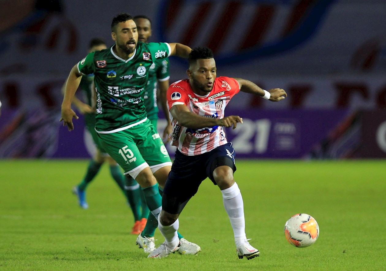 Miguel Ángel Borja eludiendo la marca de Facundo Píriz.