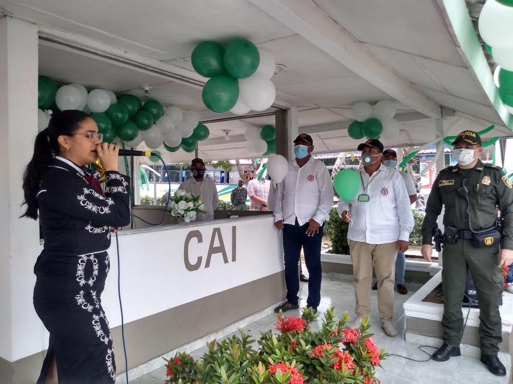 Policía Mariachis en el CAI de Sabanalarga.