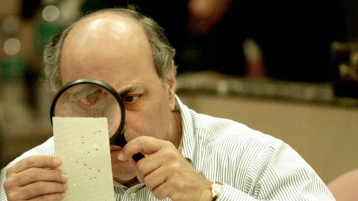 Fotografía publicada por Univisión de Getty en la que se observa la foto famosa del juez Robert Rosemberg con la lupa en las elecciones del 2000.