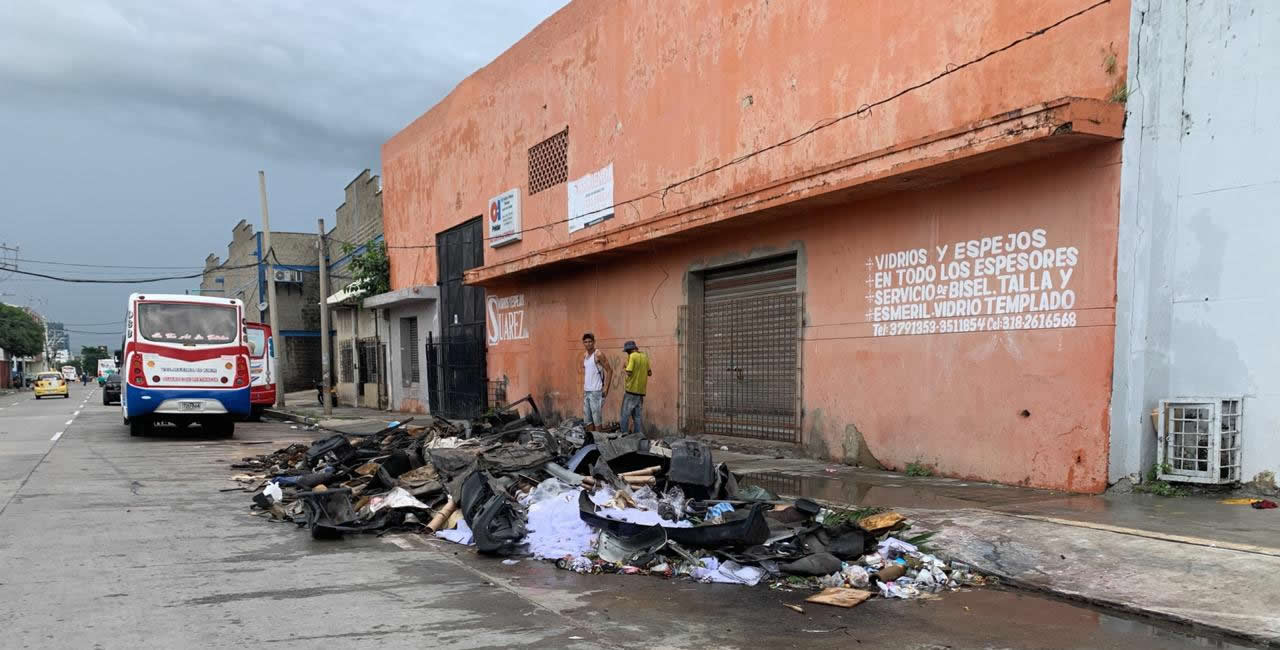 Basuras en rejilla de arroyos