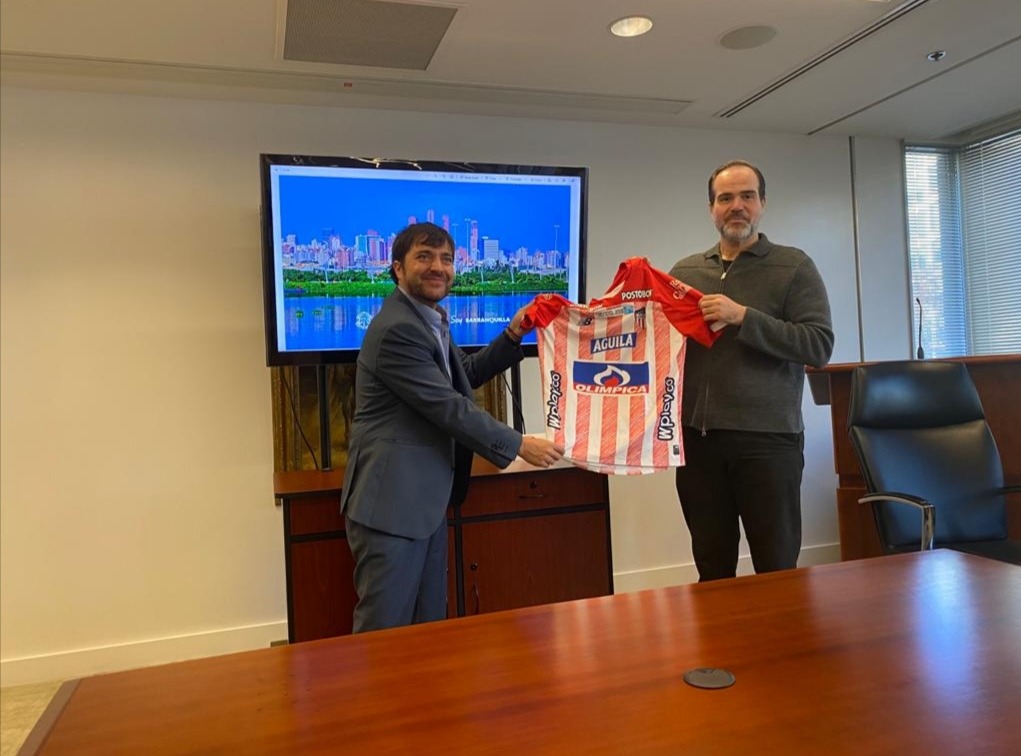 El Presidente del BID recibe la camiseta de Junior