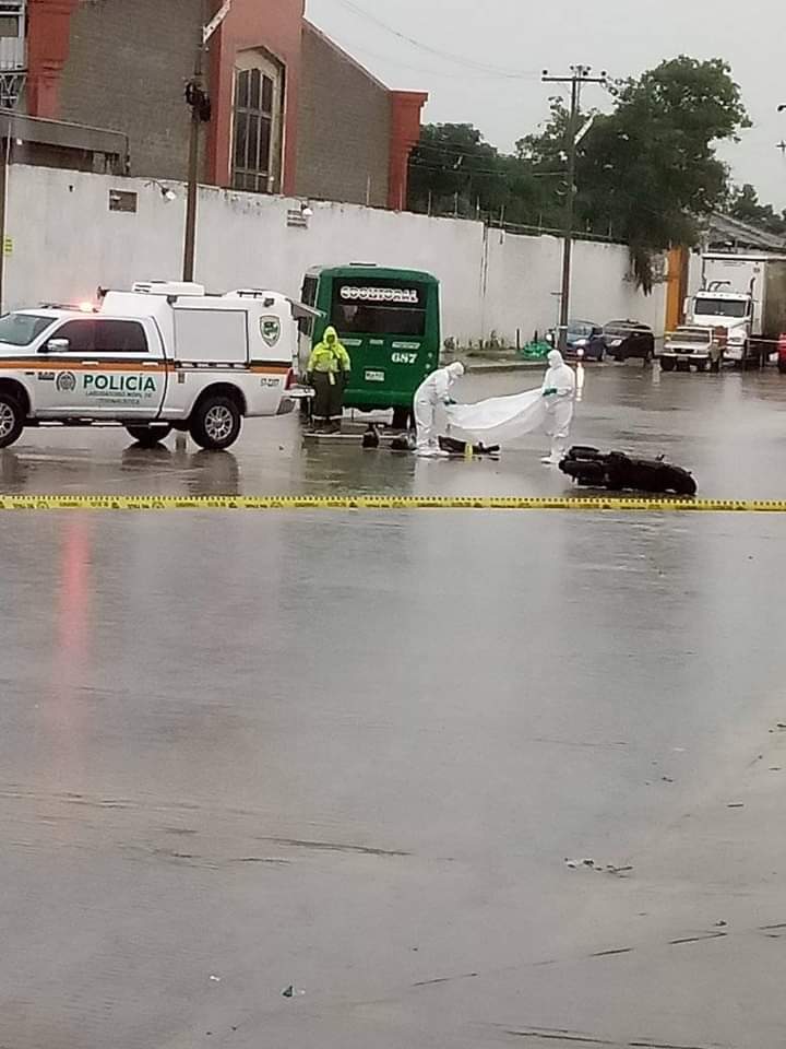 Momento en que la Policía de Tránsito realizaba la inspección del cadáver. 