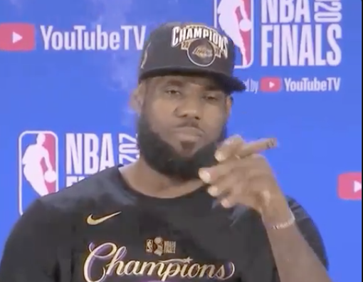 LeBron James fuma un puro y festeja. 