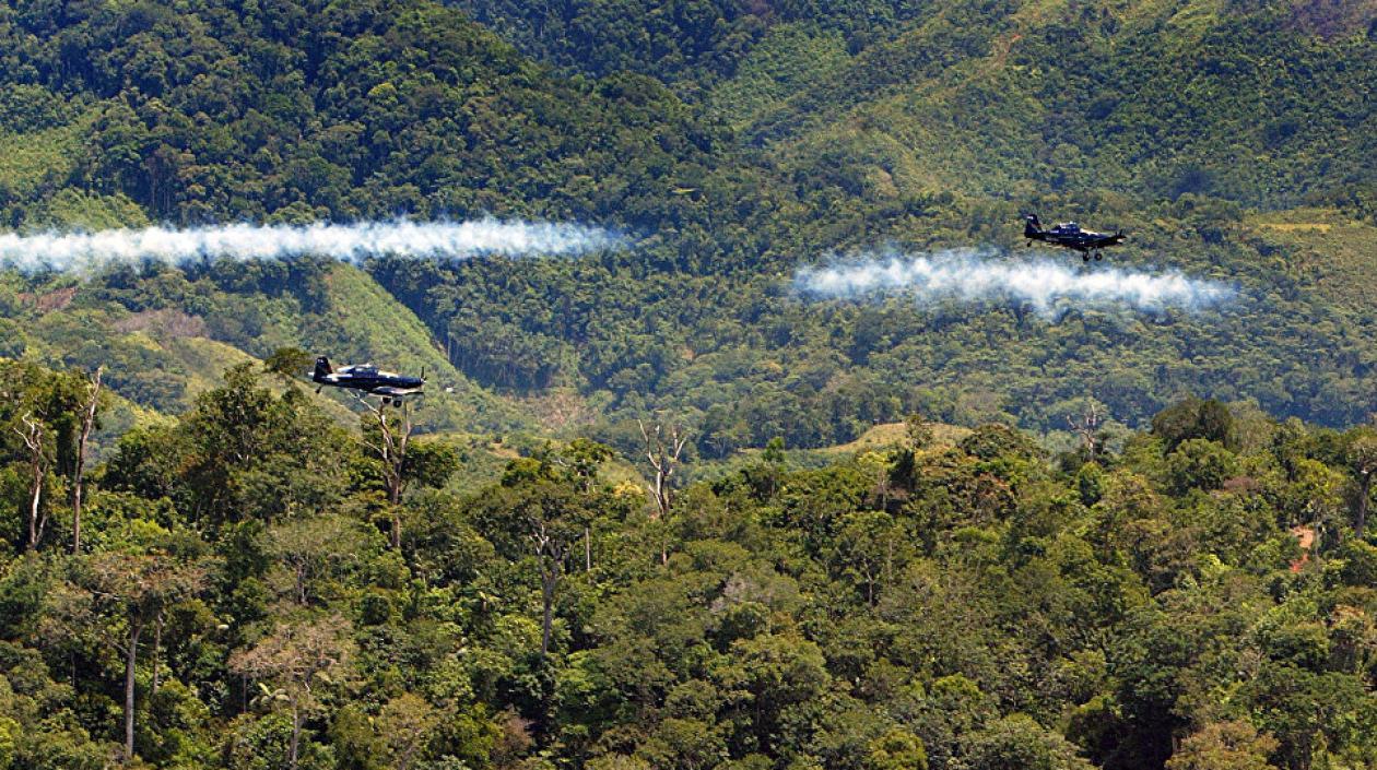 En la actualidad las fumigaciones aéreas siguen detenidas en Colombia, sin embargo el Gobierno busca reanudarlas.