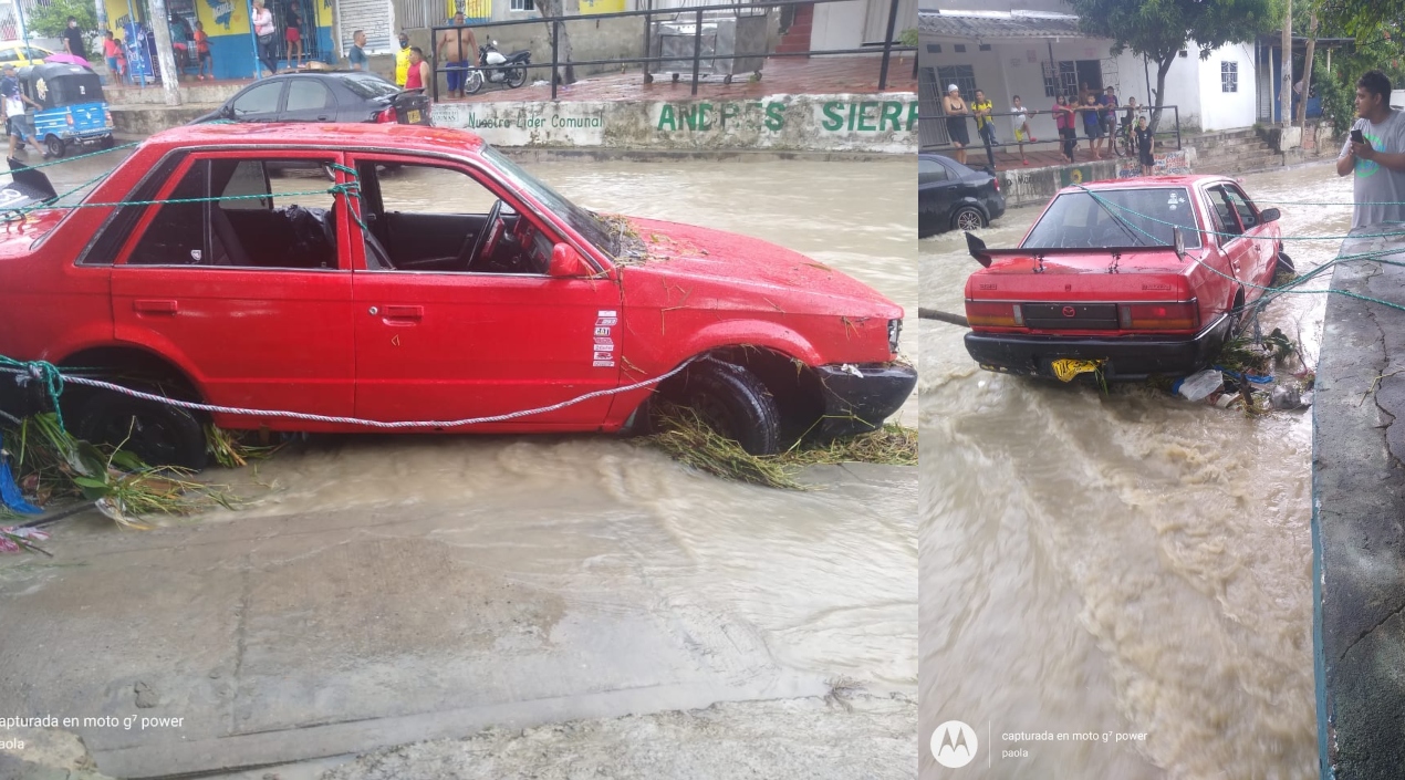 Uno de los vehículos arrastrado por el arroyo en el barrio Villa Estadio. 