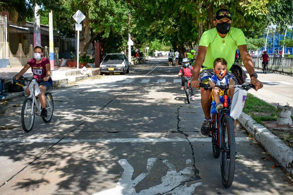 Las familias barranquilleras se dieron cita para reactivar las ciclovías. 