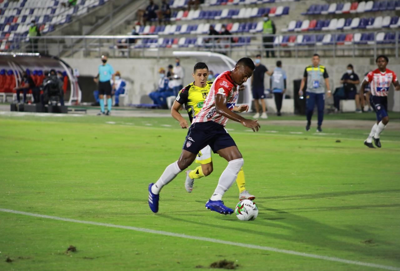 Willer Ditta despejando jugada de peligro.