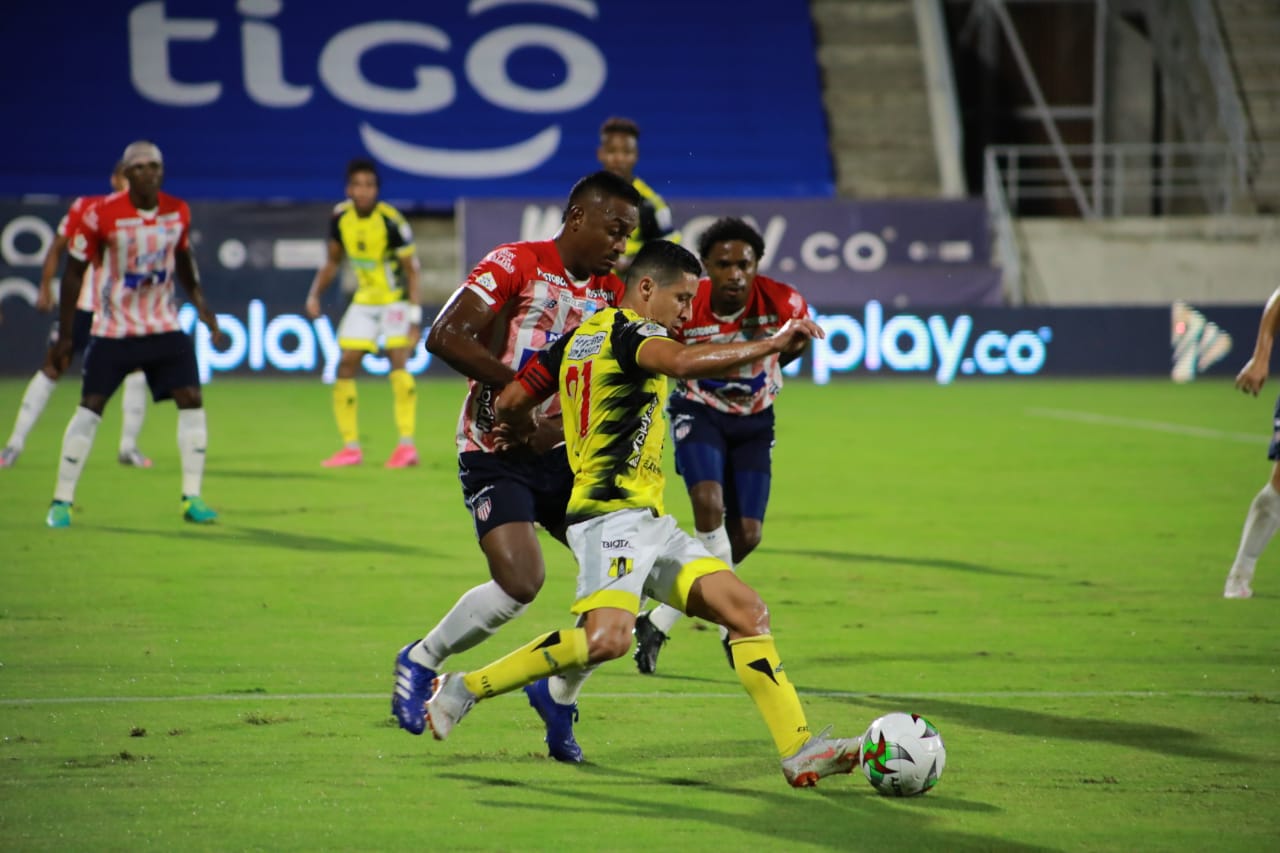 Cleider Alzate intentando superar la marca de Willer Ditta.