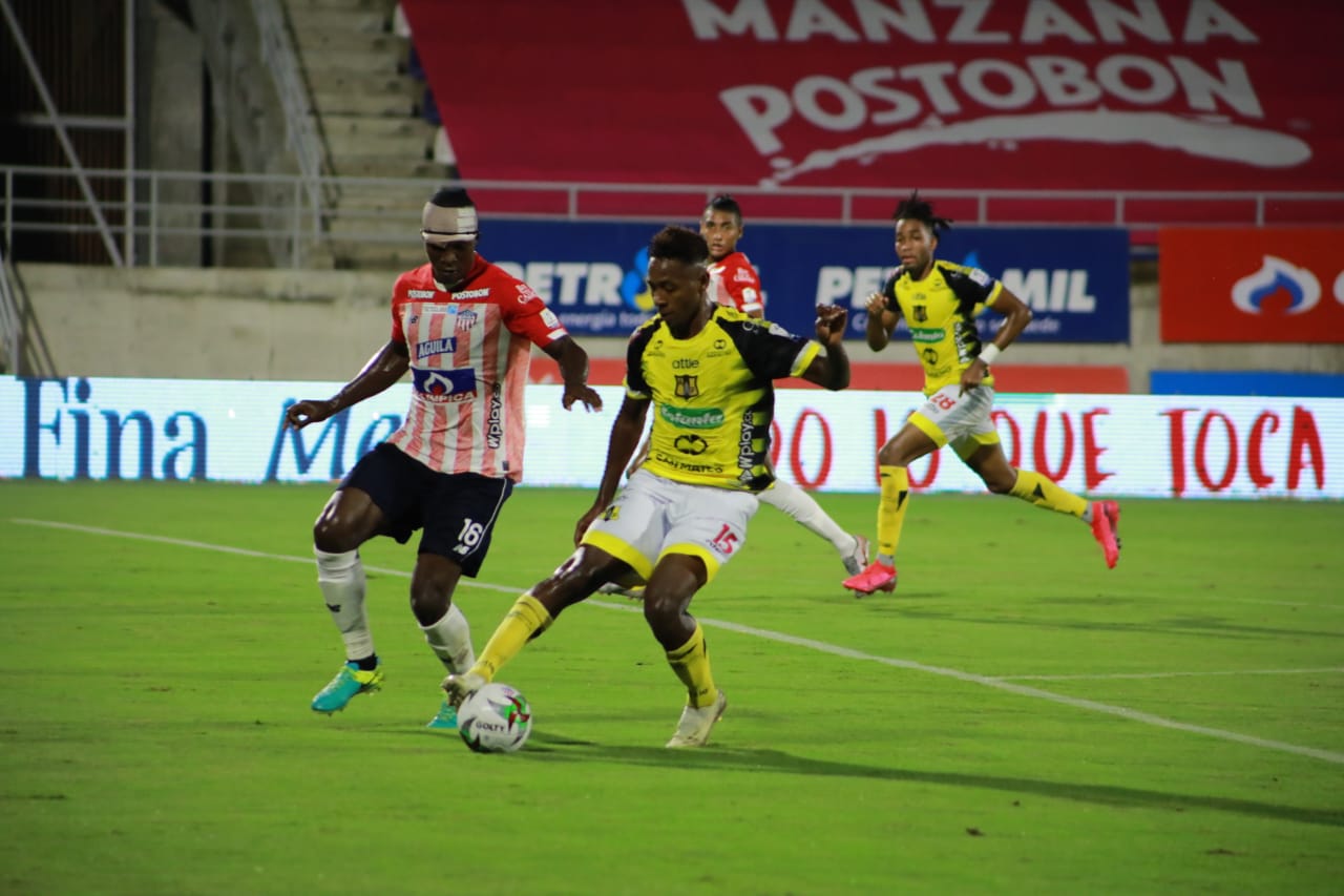 Brayan Gil tratando de superar a Germán Mera.