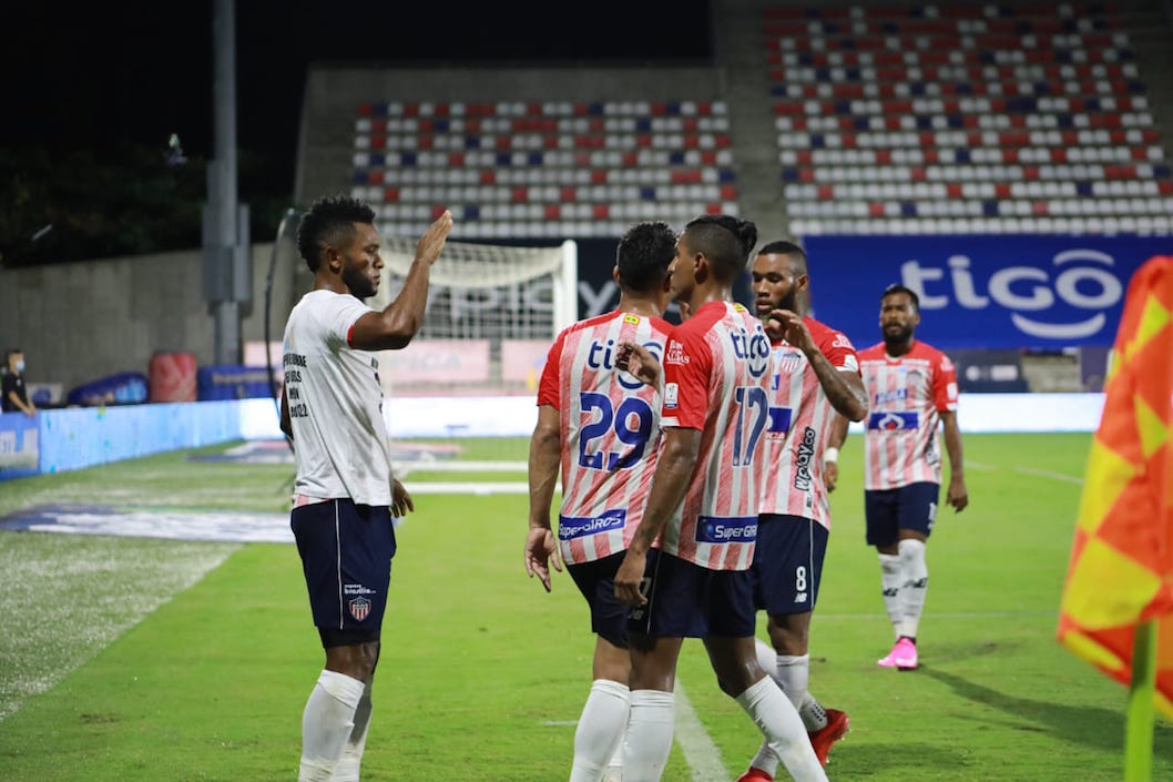 El goleador con sus compañeros junioristas.