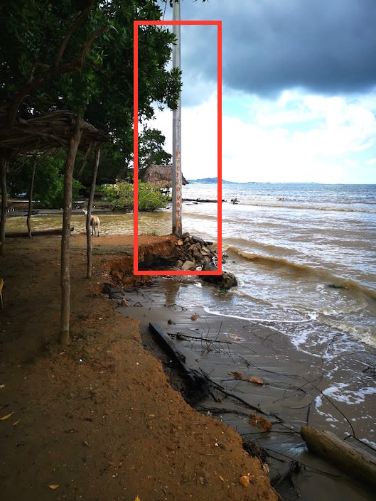 Un poste de energía a punto de colapsas en la desembocadura del arroyo Caño Dulce sobre el mar.