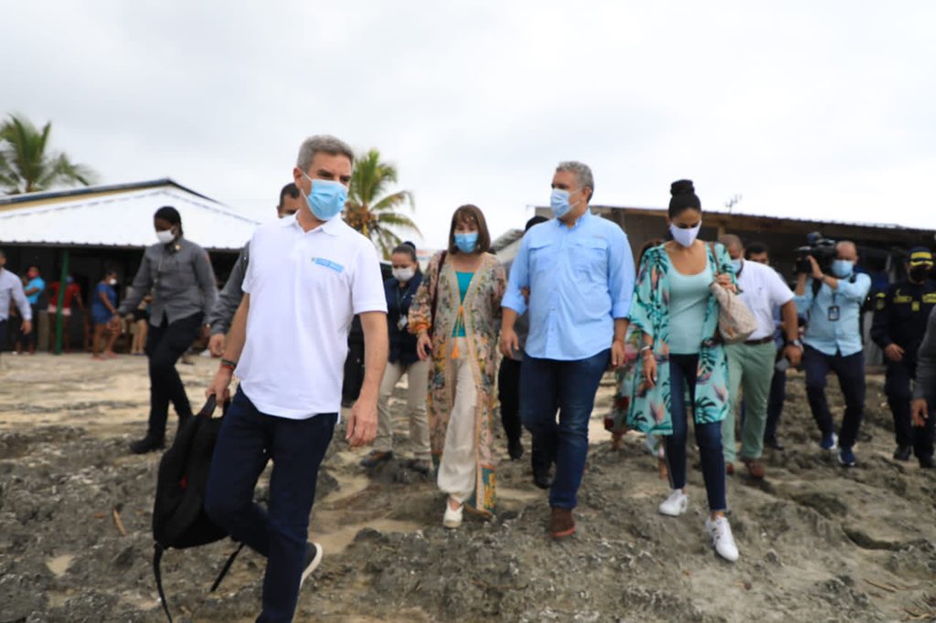 El ministro de Ambiente, Carlos Correa; la ministra del Interior, Alicia Arango, y el Presidente Duque recorren San Andrés.